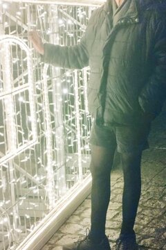 W rajstopach w świątecznym nastroju na rynku w...