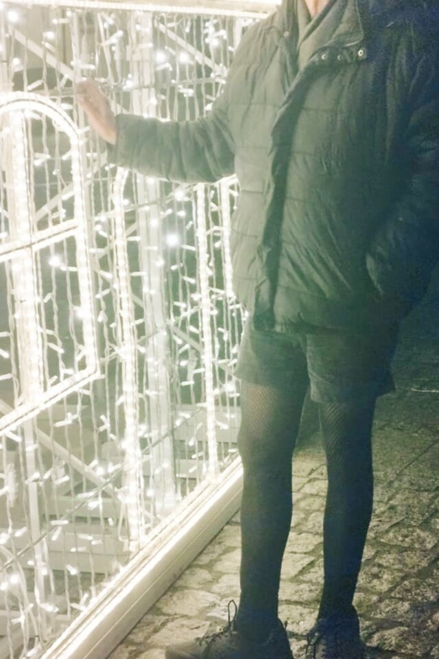 W rajstopach w świątecznym nastroju na rynku w... - Gregorja