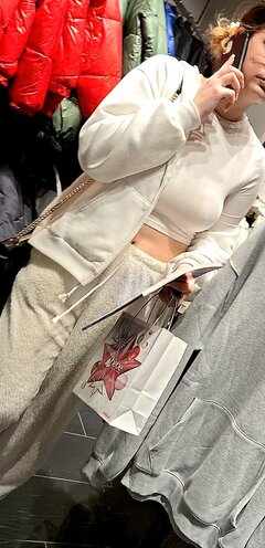 Młoda z big cycem na zakupach .... masz cos fajnego podeslij