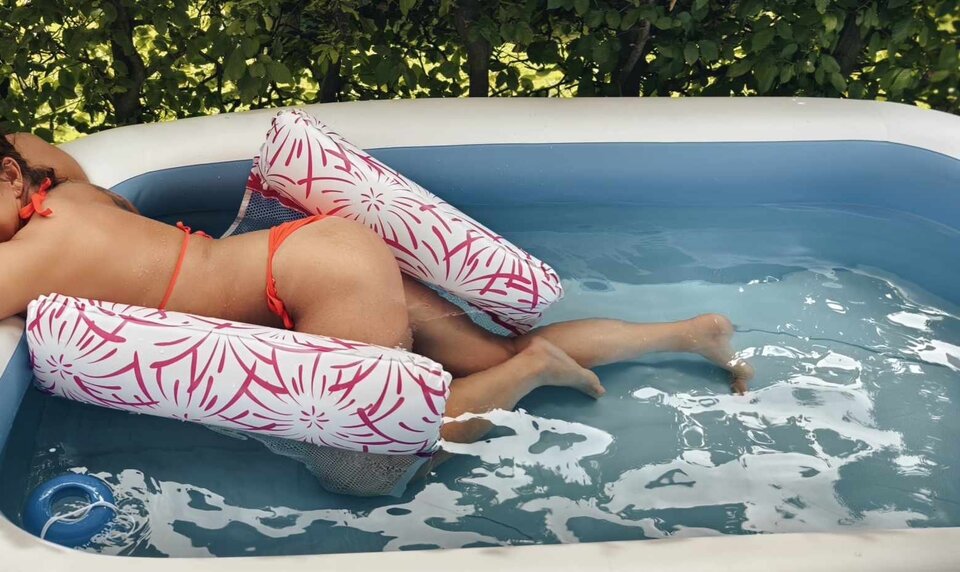 Pluskanie w basenie  - CycataAgnes