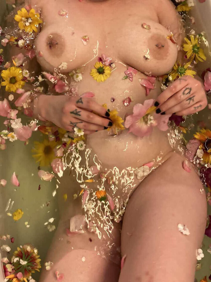 utonelam w kwiatkach 🌺 - naughtykicia