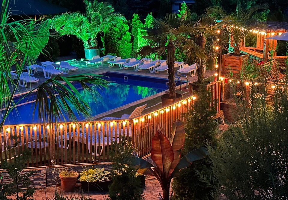 Basen i letni bar w JC&R. - jacuzzi