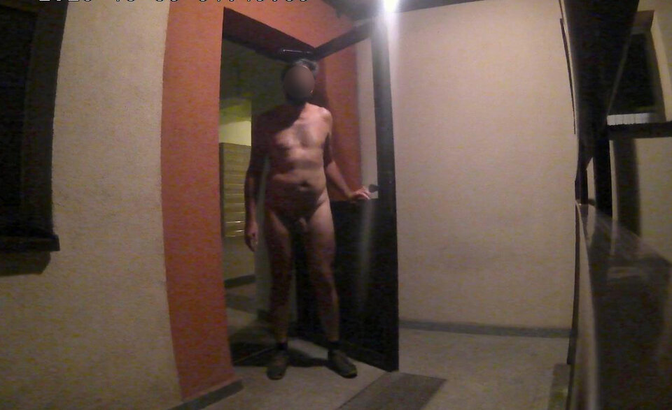 _014818A.mp4_snapshot_00.51_[2020.10.09_13.11.30].jpg - Krzysztof_cfnm
