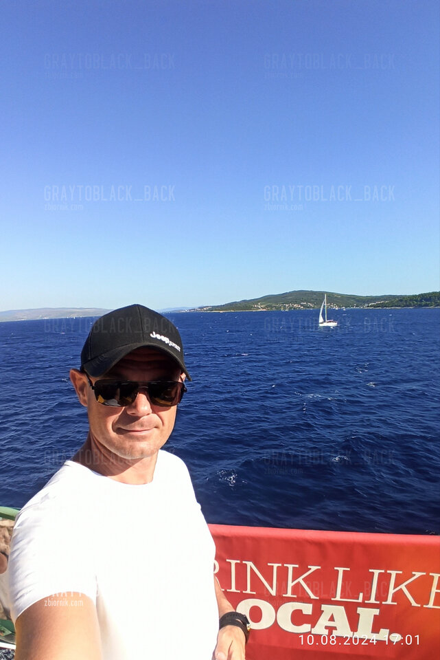 yust me - GrayToBlack_Back