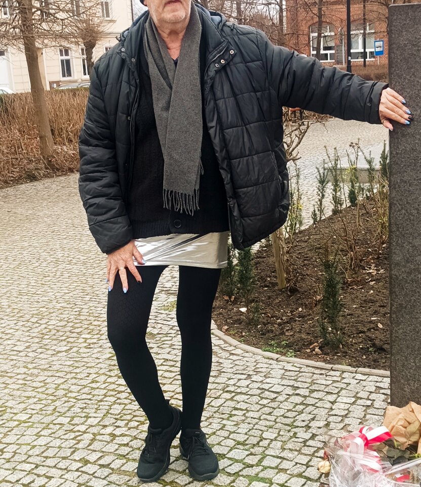 W nowym srebrnym mini na rynku pewnego miasta 💋👄👙 - Gregorja