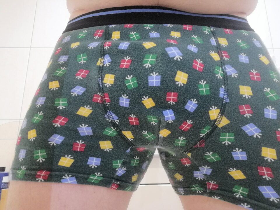 Kto rozpakuje prezent? 😄 - sex8580