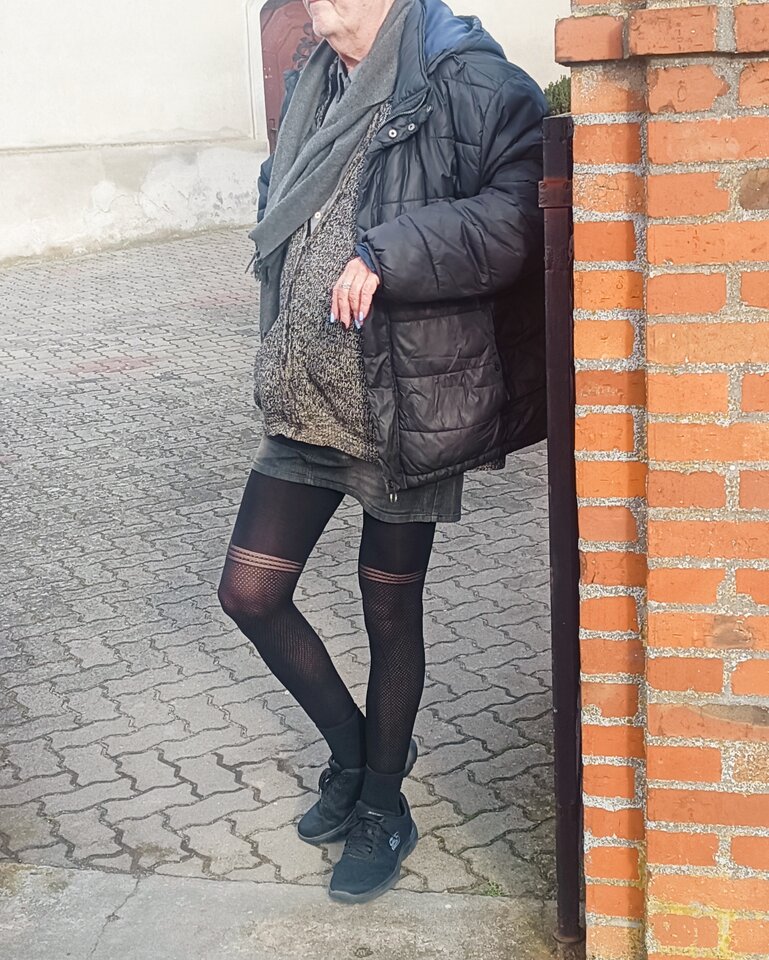 Długie nogi damskiego faceta na zimowym spacerze 👄 - Gregorja