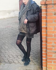 Długie nogi damskiego faceta na zimowym spacerze 👄