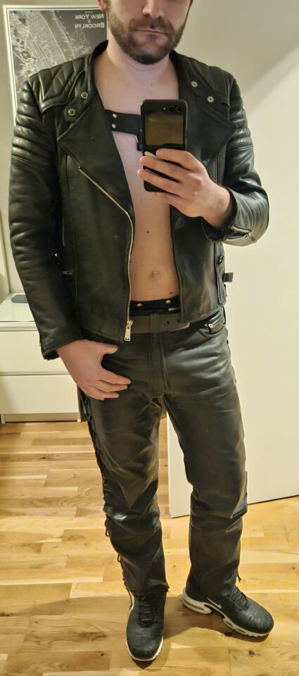 1000001236.jpg - Lthrdresboy