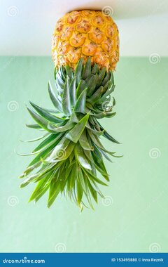 zdziwiony-ananas-do-góry-nogami-atrakcyjny-przeciw-nowemu-tłu-