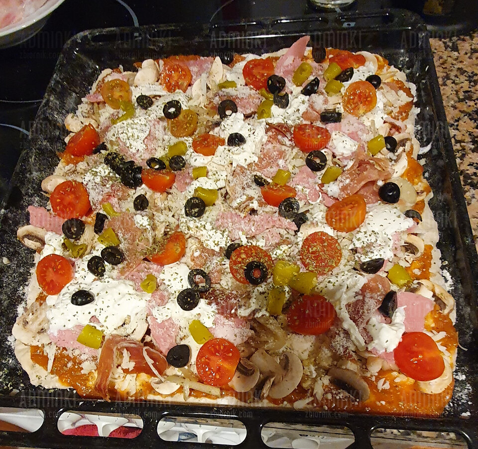 Pizza przed upieczeniem - Adminki
