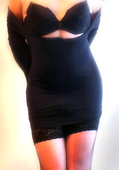 siedzę nago w spódniczce i nikt nic,  mogę zaraz iść na poc