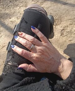 W nowych spodniach i z pomalowanymi paznokciami 💅