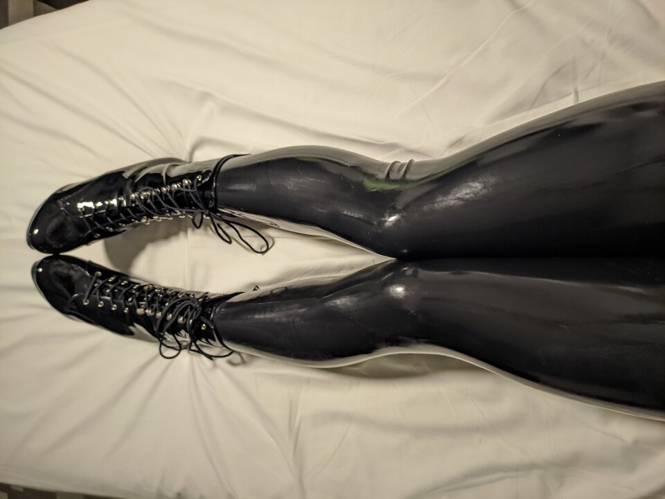 IMG_20250402_063028.jpg - UleglaLatexowaSuczka