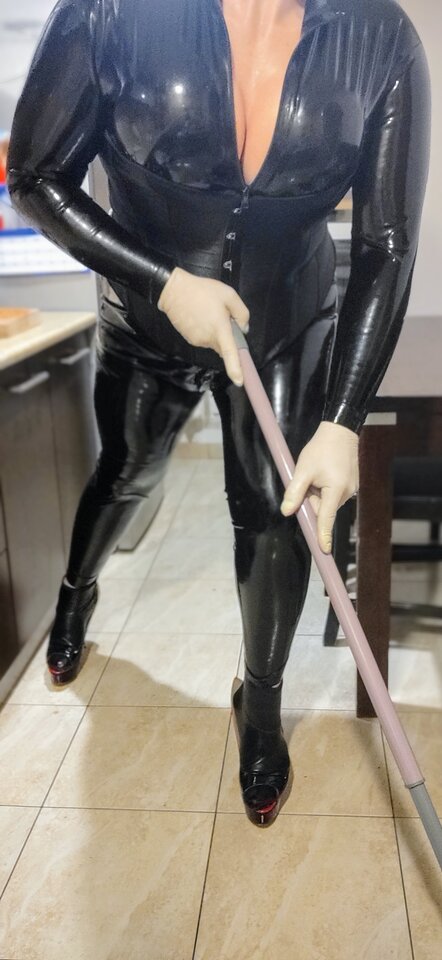 Cleaning in black 2 - LatexFreak