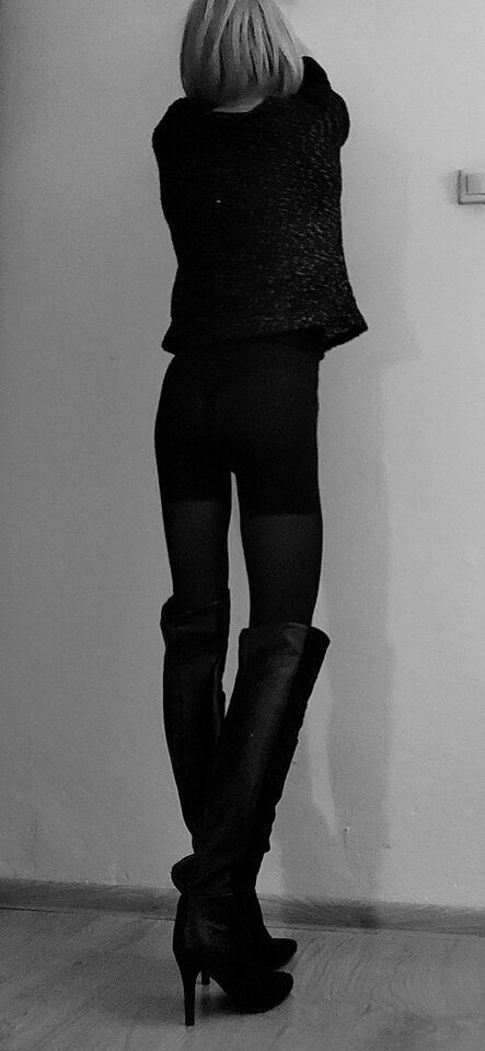 Screenshot_2025-04-23-01-44-07-597_com.google.android.apps.photo - MiladyDeCross