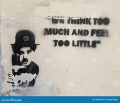szargający-graffiti-z-wizerunkiem-charlie-chaplin-i-częścią-