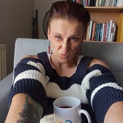 Poważnie niepoważna.