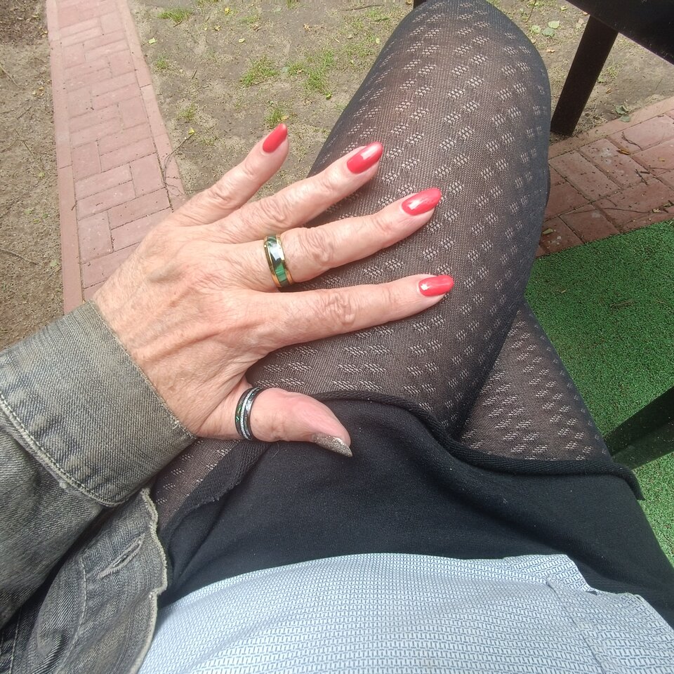 Właśnie wróciłem z zakupów, kto się przysiądzie❓ - Gregorja