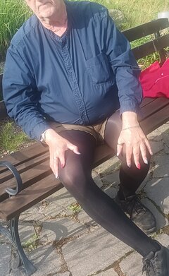 W rajstopach i z pomalowanymi paznokciami 💅