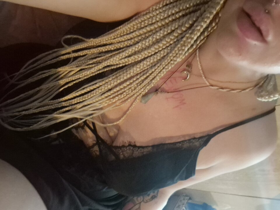 1000060807.jpg - CurvyWitch