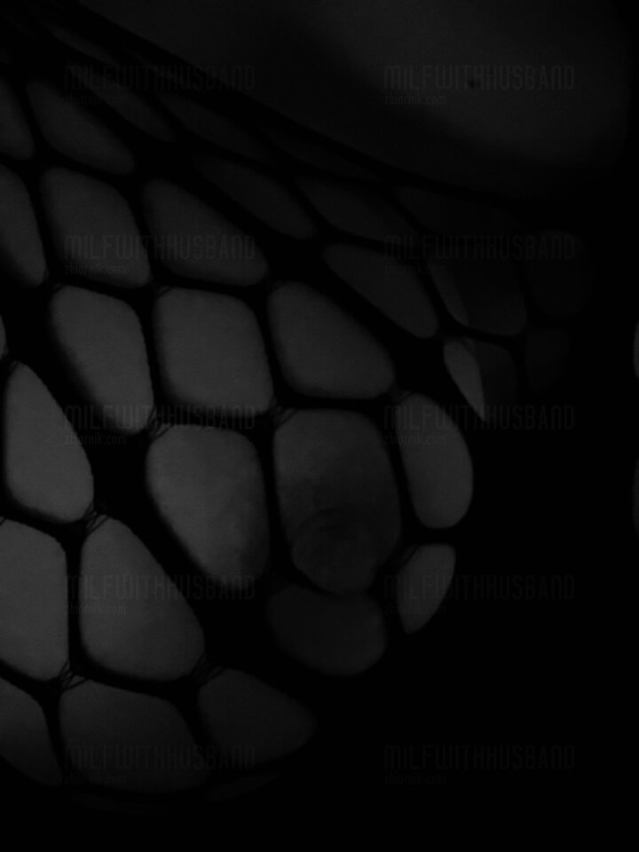 Pierś w siatce ;) - MilfWithHusband