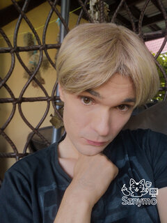 Może i blondyn ale, nie naturalny 😉 sztuczna inteligencja 