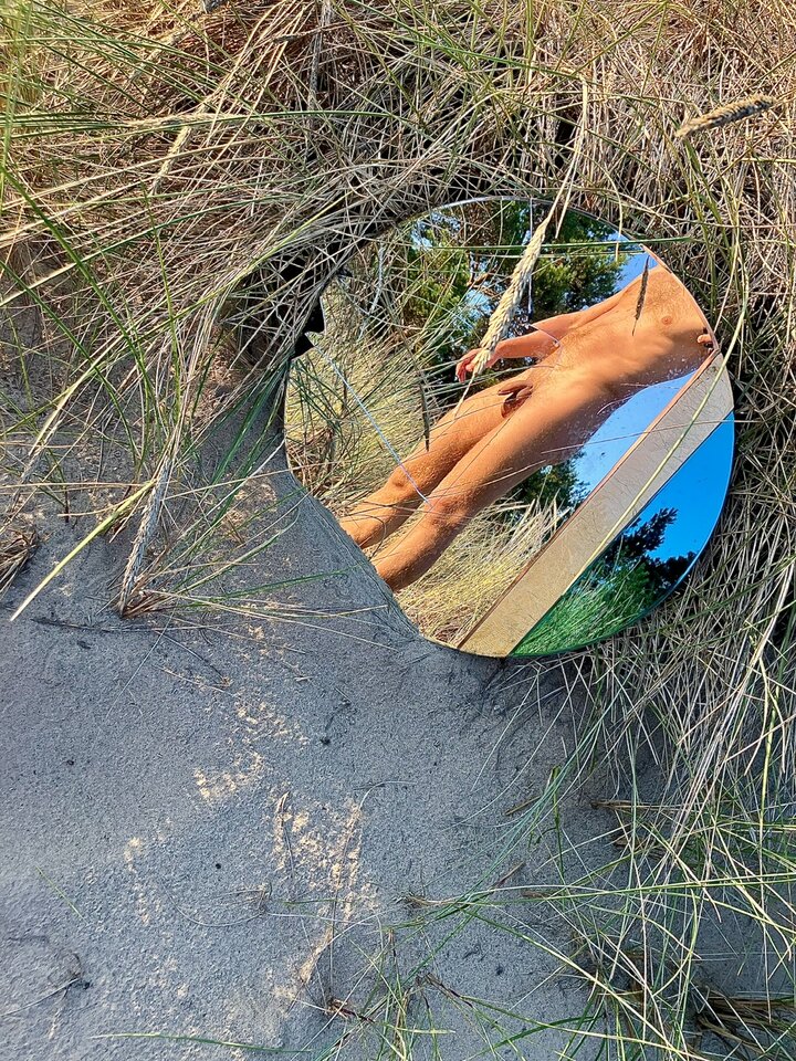 Czasami trzeba przejrzeć się w lustrze nawet na plaży😏 - Plazowicz3city