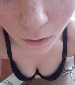 Gotowa na ozdobienie noska spermą