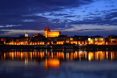 1280px-Toruń_-_Old_Town_by_night_01.jpg