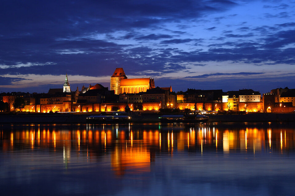 1280px-Toruń_-_Old_Town_by_night_01.jpg - bogi41