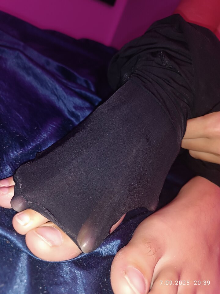 1000008306.jpg - FeetPara30