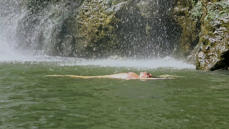 Nago w wodospadzie - Pio_Go
