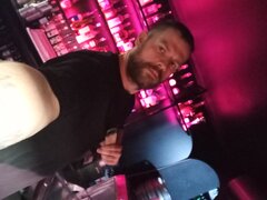 Na barze w klubie swingerskim Lava Club