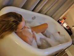 Relaks spełnionej i zaspokojonej kobiety po piatkowym intensywn