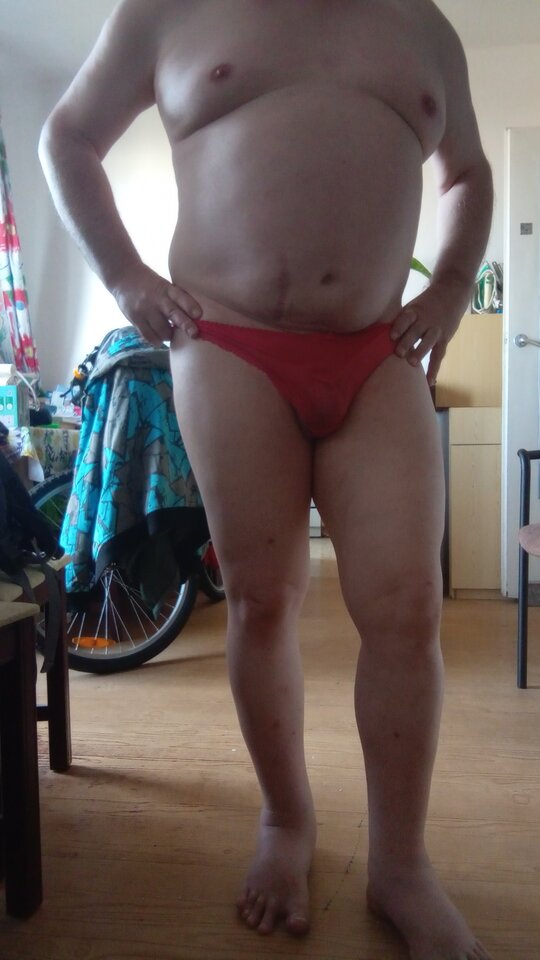 2. 23.10.2025 g.14.18 SissyBoy, suczka, cwelik, kurewka, pokazuje się w czerwonych koronkowych stringach.jpg - Wawa48