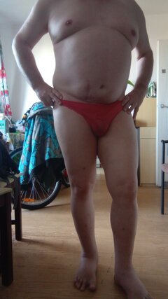 2. 23.10.2025 g.14.18 SissyBoy, suczka, cwelik, kurewka, pokazuje się w czerwonych koronkowych stringach.jpg