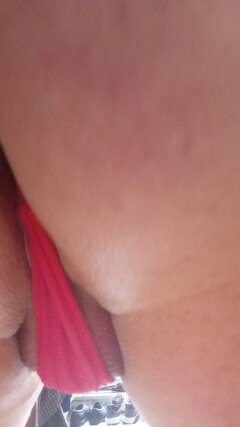 5. 23.10.2025 g.14.20  SissyBoy, suczka, cwelik, kurewka, pokazuje dupkę cipkę w czerwonych koronkowych stringach.jpg