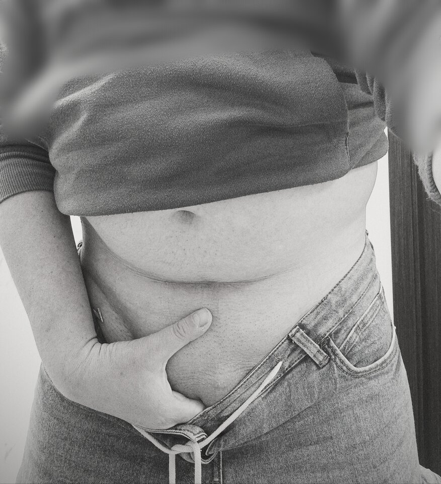 Czerń z bielą w tańcu połączone. Dłoń niewinnie w spodnia - Wloczykij1978