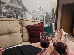 Otwieram wino ze swoją dziew... żoną.